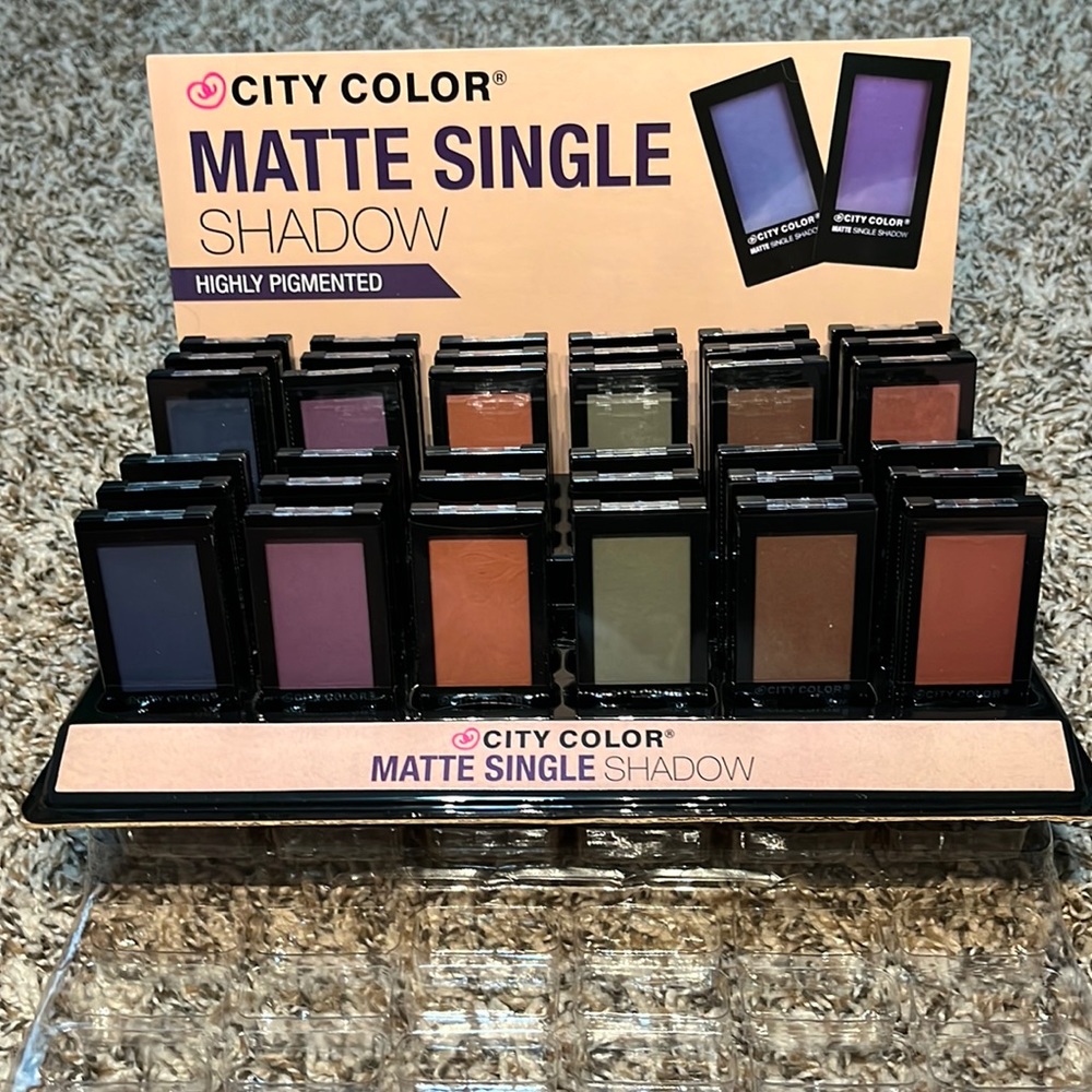 Highly pigmented matte shadow 3 sets of 6